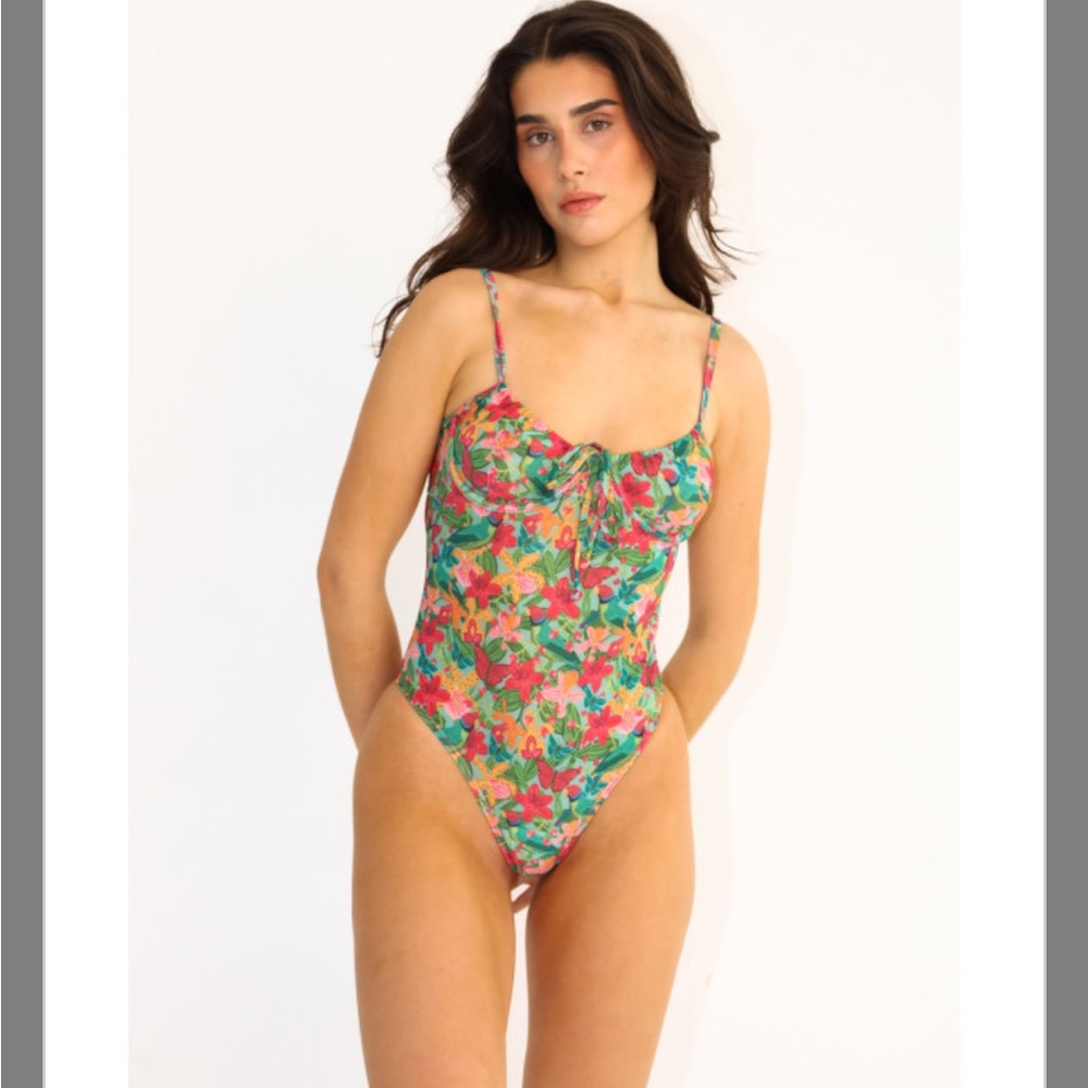 🌸NWT!! Floral Onepiece Swimsuit